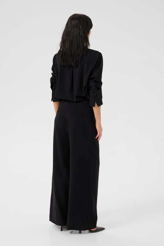 Casual Hose Loose fit Damenhose mit weitem Bein und hohem Bund sorgt für eleganten und bequemen Sitz. Plissierte Front und lockerer Schnitt bieten vielseitige Stylingoptionen. Schonwäsche 30°, Nicht bleichen, Nicht im Trockner trocknen, Tropnass aufhängen im Schatten, Kalt bügeln max. 110° C, Professionelle Reinigung. 63% Polyester,33% Viskose,4% Elasthan