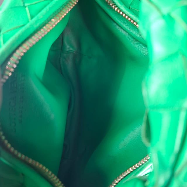 VINTAGE, RRP AS NEW
Elevate your accessory game with the Bottega Veneta Mini Jodie in Green Intrecciato Leather. This iconic bag is a true statement piece that exudes luxury and sophistication. The intricate woven leather detailing in a rich green hue adds a pop of artisanal elegance to any outfit. Whether paired with a casual daytime look or a chic evening ensemble, this mini bag is the epitome of refined style. Its compact size makes it perfect for carrying your essentials while maintaining an effortlessly elegant silhouette. Pair it with a neutral-toned tailored jumpsuit for a contemporary and polished look that seamlessly transitions from day to night.

Bottega Veneta Mini Jodie in Green Intrecciato Leather
Condition: Good
Signs of wear: Some black marks on exterior and interior surface
Packaging: Dust bag
Color: Green 
Material: Leather | leather
Size: One Size | One Size
Measurements: Width: 50; Height: 130; Length: 260; Handle drop: 50; Strap length: 0
SKU: NAPPUGBBA424692W