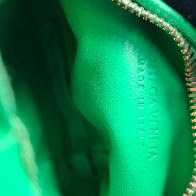 VINTAGE, RRP AS NEW
Elevate your accessory game with the Bottega Veneta Mini Jodie in Green Intrecciato Leather. This iconic bag is a true statement piece that exudes luxury and sophistication. The intricate woven leather detailing in a rich green hue adds a pop of artisanal elegance to any outfit. Whether paired with a casual daytime look or a chic evening ensemble, this mini bag is the epitome of refined style. Its compact size makes it perfect for carrying your essentials while maintaining an effortlessly elegant silhouette. Pair it with a neutral-toned tailored jumpsuit for a contemporary and polished look that seamlessly transitions from day to night.

Bottega Veneta Mini Jodie in Green Intrecciato Leather
Condition: Good
Signs of wear: Some black marks on exterior and interior surface
Packaging: Dust bag
Color: Green 
Material: Leather | leather
Size: One Size | One Size
Measurements: Width: 50; Height: 130; Length: 260; Handle drop: 50; Strap length: 0
SKU: NAPPUGBBA424692W