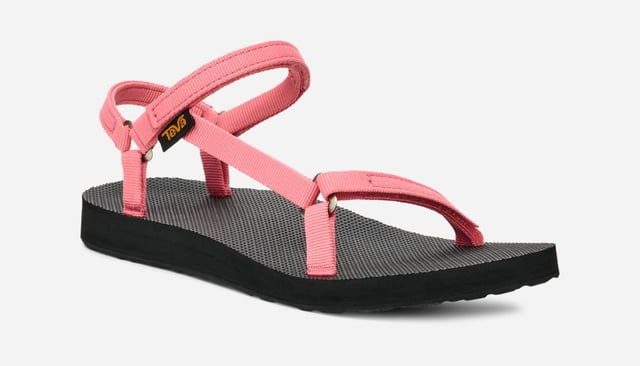 A minimalist style made for everyday wear, the Original Universal Slim cues up quick-dry straps to deliver a sleek, strappy summer sandal. A pared-back version of Teva's timeless adventure icon, this update is ready to tackle sunshine-filled adventures.