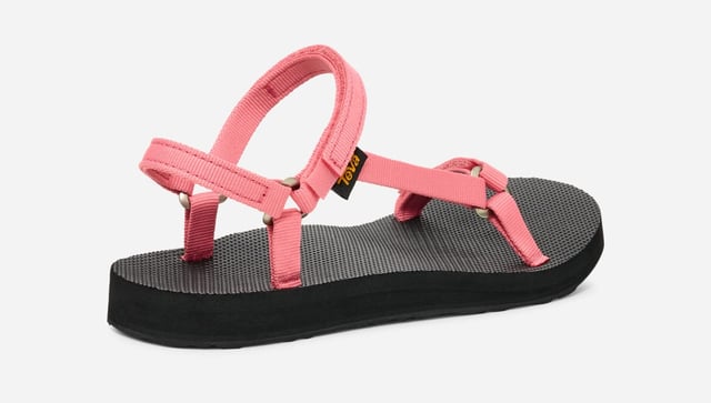 A minimalist style made for everyday wear, the Original Universal Slim cues up quick-dry straps to deliver a sleek, strappy summer sandal. A pared-back version of Teva's timeless adventure icon, this update is ready to tackle sunshine-filled adventures.