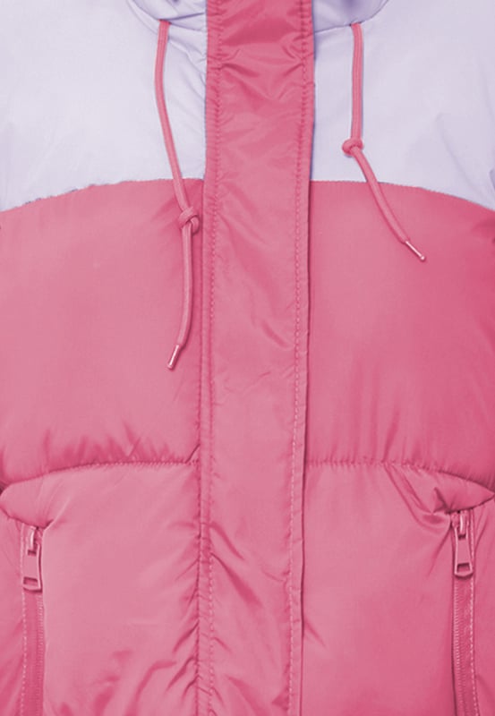 Nu komt kleur in het spel. De gewatteerde pufferjassen van myMo ATHLSR zorgen met hun tweekleurige look voor een winterhighlight. Uitgerust met een capuchon, zijzakken met ritssluiting, verstelbare manchetten en een elastisch trekkoord in de zoom, kan het trendy ontwerp je op een ontspannen manier beschermen tegen lage temperaturen. Het synthetische vulmateriaal isoleert – ook zonder toevoeging van dierlijke producten.  Jas