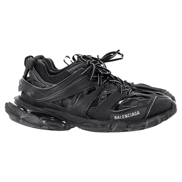 Balenciaga Track Sneakers aus schwarzem Polyurethan Empfohlener Verkaufspreis
Treten Sie mit der innovativen und gefeierten Silhouette der Balenciaga Track Sneakers aus schwarzem Polyurethan in die Zukunft. Diese avantgardistischen Sneakers präsentieren eine Kombination aus Kunstleder und Mesh-Einsätzen und bieten sowohl Atmungsaktivität als auch Strapazierfähigkeit. Das auf die Zehenpartie gestickte Zahlen-Größendetail verleiht eine einzigartige Note, während die Track-Prägung an der Ferse und die BB-Prägung auf der Außensohle den unverkennbaren Stil der Marke unterstreichen. Das gedruckte Logo auf der Außenseite und das geprägte Logo auf der Zunge vervollständigen das elegante Design, während die doppelten Schnürsenkel in gewohnter Ausrüstungsmanier und die Anziehlaschen für einen sicheren und bequemen Sitz sorgen. Das dynamische Sohlendesign verfügt über eine vergrößerte Rückseite für maximalen Komfort und macht diese Balenciaga-Sneaker zu einem Must-have für alle, die sowohl Mode als auch Funktionalität schätzen.
Balenciaga Track Sneakers aus schwarzem Polyurethan
Zustand: Sehr gut
Gebrauchsspuren: Keine sichtbaren Gebrauchsspuren. Keine Flecken auf der Innensohle., Leicht gebraucht, aber sehr gut erhalten. Kleine Flecken an den Sohlen und Knickspuren, leichte Abnutzungsspuren an den Sohlen und Absätzen.
Verpackung: Keine
Farbe: schwarz
Material: Polyurethan
Größe: EU | 43/UK9/US10
Maße: Absatzhöhe: 50; Innensohlenlänge: 280
SKU: BAPUFRSH457335M