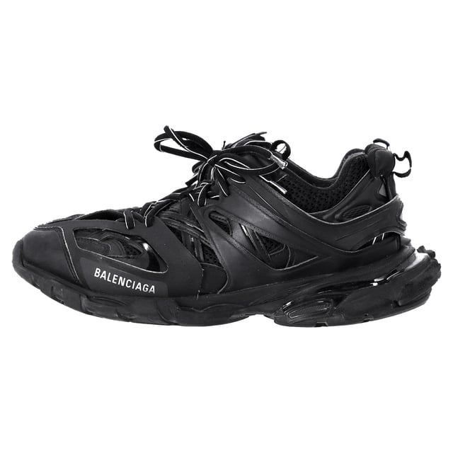 Balenciaga Track Sneakers aus schwarzem Polyurethan Empfohlener Verkaufspreis
Treten Sie mit der innovativen und gefeierten Silhouette der Balenciaga Track Sneakers aus schwarzem Polyurethan in die Zukunft. Diese avantgardistischen Sneakers präsentieren eine Kombination aus Kunstleder und Mesh-Einsätzen und bieten sowohl Atmungsaktivität als auch Strapazierfähigkeit. Das auf die Zehenpartie gestickte Zahlen-Größendetail verleiht eine einzigartige Note, während die Track-Prägung an der Ferse und die BB-Prägung auf der Außensohle den unverkennbaren Stil der Marke unterstreichen. Das gedruckte Logo auf der Außenseite und das geprägte Logo auf der Zunge vervollständigen das elegante Design, während die doppelten Schnürsenkel in gewohnter Ausrüstungsmanier und die Anziehlaschen für einen sicheren und bequemen Sitz sorgen. Das dynamische Sohlendesign verfügt über eine vergrößerte Rückseite für maximalen Komfort und macht diese Balenciaga-Sneaker zu einem Must-have für alle, die sowohl Mode als auch Funktionalität schätzen.
Balenciaga Track Sneakers aus schwarzem Polyurethan
Zustand: Sehr gut
Gebrauchsspuren: Keine sichtbaren Gebrauchsspuren. Keine Flecken auf der Innensohle., Leicht gebraucht, aber sehr gut erhalten. Kleine Flecken an den Sohlen und Knickspuren, leichte Abnutzungsspuren an den Sohlen und Absätzen.
Verpackung: Keine
Farbe: schwarz
Material: Polyurethan
Größe: EU | 43/UK9/US10
Maße: Absatzhöhe: 50; Innensohlenlänge: 280
SKU: BAPUFRSH457335M