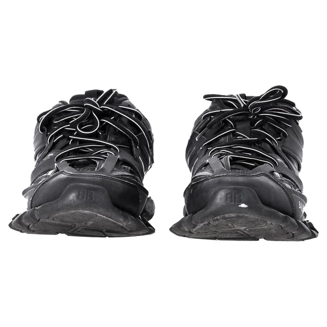 Balenciaga Track Sneakers aus schwarzem Polyurethan Empfohlener Verkaufspreis
Treten Sie mit der innovativen und gefeierten Silhouette der Balenciaga Track Sneakers aus schwarzem Polyurethan in die Zukunft. Diese avantgardistischen Sneakers präsentieren eine Kombination aus Kunstleder und Mesh-Einsätzen und bieten sowohl Atmungsaktivität als auch Strapazierfähigkeit. Das auf die Zehenpartie gestickte Zahlen-Größendetail verleiht eine einzigartige Note, während die Track-Prägung an der Ferse und die BB-Prägung auf der Außensohle den unverkennbaren Stil der Marke unterstreichen. Das gedruckte Logo auf der Außenseite und das geprägte Logo auf der Zunge vervollständigen das elegante Design, während die doppelten Schnürsenkel in gewohnter Ausrüstungsmanier und die Anziehlaschen für einen sicheren und bequemen Sitz sorgen. Das dynamische Sohlendesign verfügt über eine vergrößerte Rückseite für maximalen Komfort und macht diese Balenciaga-Sneaker zu einem Must-have für alle, die sowohl Mode als auch Funktionalität schätzen.
Balenciaga Track Sneakers aus schwarzem Polyurethan
Zustand: Sehr gut
Gebrauchsspuren: Keine sichtbaren Gebrauchsspuren. Keine Flecken auf der Innensohle., Leicht gebraucht, aber sehr gut erhalten. Kleine Flecken an den Sohlen und Knickspuren, leichte Abnutzungsspuren an den Sohlen und Absätzen.
Verpackung: Keine
Farbe: schwarz
Material: Polyurethan
Größe: EU | 43/UK9/US10
Maße: Absatzhöhe: 50; Innensohlenlänge: 280
SKU: BAPUFRSH457335M