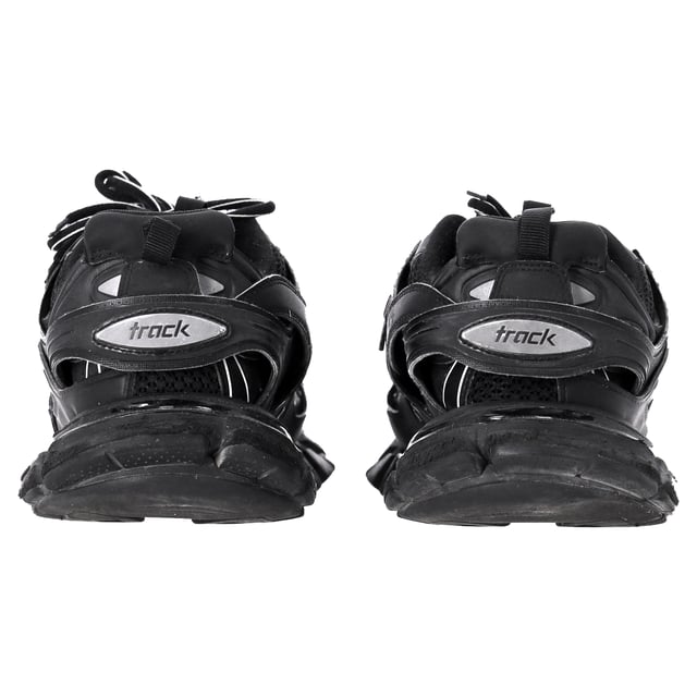 Balenciaga Track Sneakers aus schwarzem Polyurethan Empfohlener Verkaufspreis
Treten Sie mit der innovativen und gefeierten Silhouette der Balenciaga Track Sneakers aus schwarzem Polyurethan in die Zukunft. Diese avantgardistischen Sneakers präsentieren eine Kombination aus Kunstleder und Mesh-Einsätzen und bieten sowohl Atmungsaktivität als auch Strapazierfähigkeit. Das auf die Zehenpartie gestickte Zahlen-Größendetail verleiht eine einzigartige Note, während die Track-Prägung an der Ferse und die BB-Prägung auf der Außensohle den unverkennbaren Stil der Marke unterstreichen. Das gedruckte Logo auf der Außenseite und das geprägte Logo auf der Zunge vervollständigen das elegante Design, während die doppelten Schnürsenkel in gewohnter Ausrüstungsmanier und die Anziehlaschen für einen sicheren und bequemen Sitz sorgen. Das dynamische Sohlendesign verfügt über eine vergrößerte Rückseite für maximalen Komfort und macht diese Balenciaga-Sneaker zu einem Must-have für alle, die sowohl Mode als auch Funktionalität schätzen.
Balenciaga Track Sneakers aus schwarzem Polyurethan
Zustand: Sehr gut
Gebrauchsspuren: Keine sichtbaren Gebrauchsspuren. Keine Flecken auf der Innensohle., Leicht gebraucht, aber sehr gut erhalten. Kleine Flecken an den Sohlen und Knickspuren, leichte Abnutzungsspuren an den Sohlen und Absätzen.
Verpackung: Keine
Farbe: schwarz
Material: Polyurethan
Größe: EU | 43/UK9/US10
Maße: Absatzhöhe: 50; Innensohlenlänge: 280
SKU: BAPUFRSH457335M