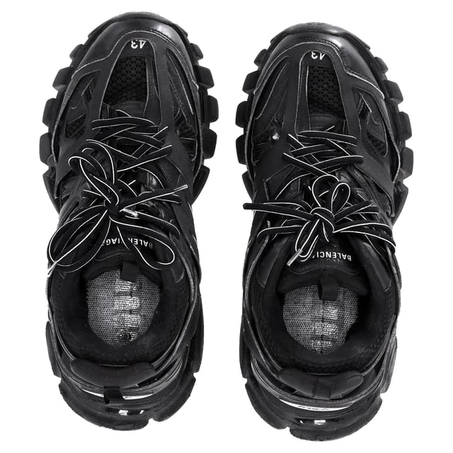 Balenciaga Track Sneakers aus schwarzem Polyurethan Empfohlener Verkaufspreis
Treten Sie mit der innovativen und gefeierten Silhouette der Balenciaga Track Sneakers aus schwarzem Polyurethan in die Zukunft. Diese avantgardistischen Sneakers präsentieren eine Kombination aus Kunstleder und Mesh-Einsätzen und bieten sowohl Atmungsaktivität als auch Strapazierfähigkeit. Das auf die Zehenpartie gestickte Zahlen-Größendetail verleiht eine einzigartige Note, während die Track-Prägung an der Ferse und die BB-Prägung auf der Außensohle den unverkennbaren Stil der Marke unterstreichen. Das gedruckte Logo auf der Außenseite und das geprägte Logo auf der Zunge vervollständigen das elegante Design, während die doppelten Schnürsenkel in gewohnter Ausrüstungsmanier und die Anziehlaschen für einen sicheren und bequemen Sitz sorgen. Das dynamische Sohlendesign verfügt über eine vergrößerte Rückseite für maximalen Komfort und macht diese Balenciaga-Sneaker zu einem Must-have für alle, die sowohl Mode als auch Funktionalität schätzen.
Balenciaga Track Sneakers aus schwarzem Polyurethan
Zustand: Sehr gut
Gebrauchsspuren: Keine sichtbaren Gebrauchsspuren. Keine Flecken auf der Innensohle., Leicht gebraucht, aber sehr gut erhalten. Kleine Flecken an den Sohlen und Knickspuren, leichte Abnutzungsspuren an den Sohlen und Absätzen.
Verpackung: Keine
Farbe: schwarz
Material: Polyurethan
Größe: EU | 43/UK9/US10
Maße: Absatzhöhe: 50; Innensohlenlänge: 280
SKU: BAPUFRSH457335M