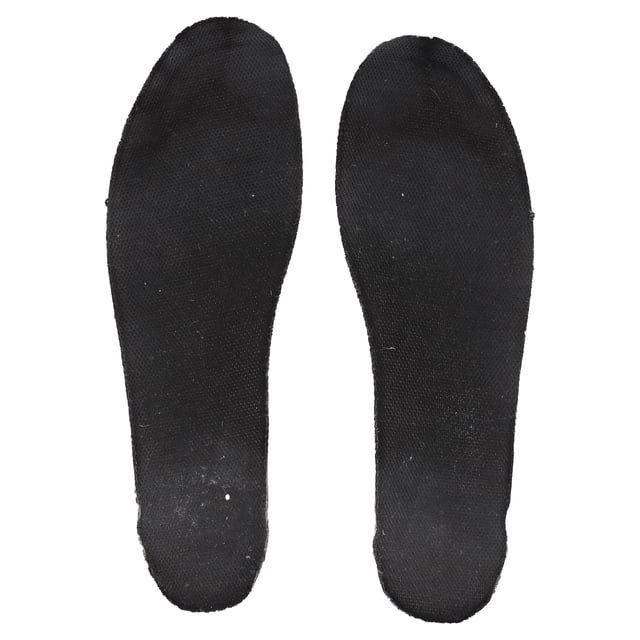 Balenciaga Track Sneakers aus schwarzem Polyurethan Empfohlener Verkaufspreis
Treten Sie mit der innovativen und gefeierten Silhouette der Balenciaga Track Sneakers aus schwarzem Polyurethan in die Zukunft. Diese avantgardistischen Sneakers präsentieren eine Kombination aus Kunstleder und Mesh-Einsätzen und bieten sowohl Atmungsaktivität als auch Strapazierfähigkeit. Das auf die Zehenpartie gestickte Zahlen-Größendetail verleiht eine einzigartige Note, während die Track-Prägung an der Ferse und die BB-Prägung auf der Außensohle den unverkennbaren Stil der Marke unterstreichen. Das gedruckte Logo auf der Außenseite und das geprägte Logo auf der Zunge vervollständigen das elegante Design, während die doppelten Schnürsenkel in gewohnter Ausrüstungsmanier und die Anziehlaschen für einen sicheren und bequemen Sitz sorgen. Das dynamische Sohlendesign verfügt über eine vergrößerte Rückseite für maximalen Komfort und macht diese Balenciaga-Sneaker zu einem Must-have für alle, die sowohl Mode als auch Funktionalität schätzen.
Balenciaga Track Sneakers aus schwarzem Polyurethan
Zustand: Sehr gut
Gebrauchsspuren: Keine sichtbaren Gebrauchsspuren. Keine Flecken auf der Innensohle., Leicht gebraucht, aber sehr gut erhalten. Kleine Flecken an den Sohlen und Knickspuren, leichte Abnutzungsspuren an den Sohlen und Absätzen.
Verpackung: Keine
Farbe: schwarz
Material: Polyurethan
Größe: EU | 43/UK9/US10
Maße: Absatzhöhe: 50; Innensohlenlänge: 280
SKU: BAPUFRSH457335M