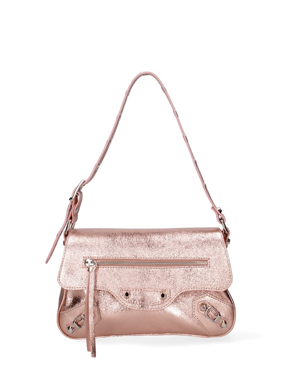 Bolso bandolera para mujer. El cierre es con botón magnético. Los bolsillos internos son uno con cremallera. Los bolsillos externos son uno delantero con cremallera y otro trasero con cremallera. La bandolera es ajustable y extraíble en piel. El mango es de cuero. Hay un compartimento interno. El material exterior es piel auténtica laminada. Internamente está forrado en tejido 70% algodón - 30% seda. Medidas: 28x15x5 cm. Hecho en Italia