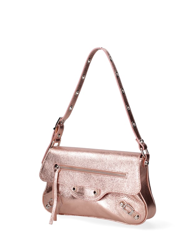 Bolso bandolera para mujer. El cierre es con botón magnético. Los bolsillos internos son uno con cremallera. Los bolsillos externos son uno delantero con cremallera y otro trasero con cremallera. La bandolera es ajustable y extraíble en piel. El mango es de cuero. Hay un compartimento interno. El material exterior es piel auténtica laminada. Internamente está forrado en tejido 70% algodón - 30% seda. Medidas: 28x15x5 cm. Hecho en Italia