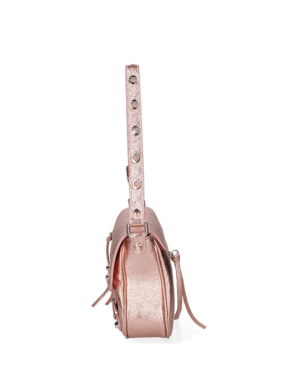 Bolso bandolera para mujer. El cierre es con botón magnético. Los bolsillos internos son uno con cremallera. Los bolsillos externos son uno delantero con cremallera y otro trasero con cremallera. La bandolera es ajustable y extraíble en piel. El mango es de cuero. Hay un compartimento interno. El material exterior es piel auténtica laminada. Internamente está forrado en tejido 70% algodón - 30% seda. Medidas: 28x15x5 cm. Hecho en Italia