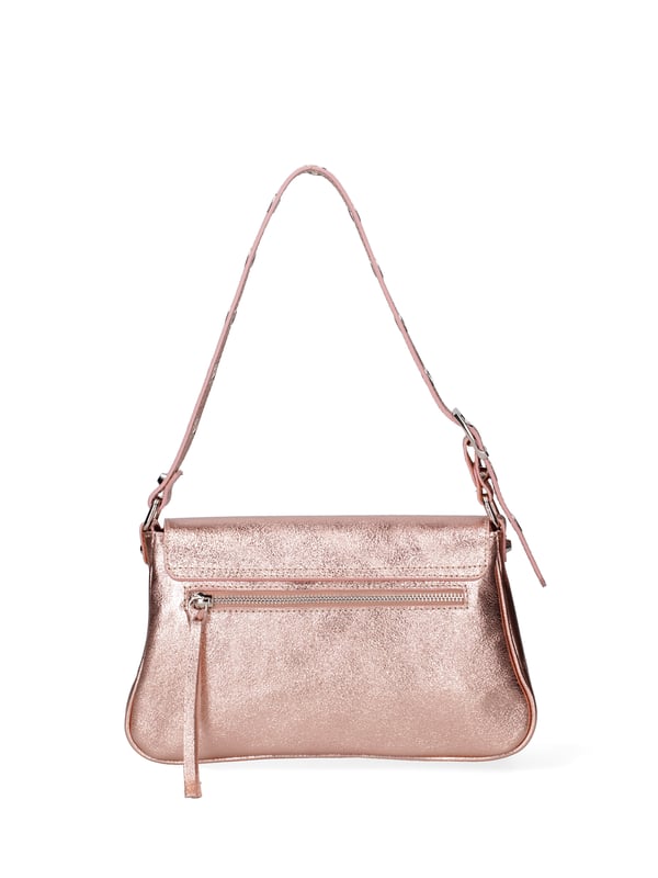 Bolso bandolera para mujer. El cierre es con botón magnético. Los bolsillos internos son uno con cremallera. Los bolsillos externos son uno delantero con cremallera y otro trasero con cremallera. La bandolera es ajustable y extraíble en piel. El mango es de cuero. Hay un compartimento interno. El material exterior es piel auténtica laminada. Internamente está forrado en tejido 70% algodón - 30% seda. Medidas: 28x15x5 cm. Hecho en Italia