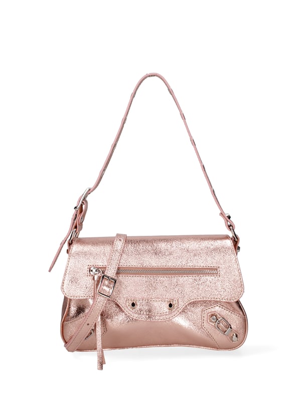 Bolso bandolera para mujer. El cierre es con botón magnético. Los bolsillos internos son uno con cremallera. Los bolsillos externos son uno delantero con cremallera y otro trasero con cremallera. La bandolera es ajustable y extraíble en piel. El mango es de cuero. Hay un compartimento interno. El material exterior es piel auténtica laminada. Internamente está forrado en tejido 70% algodón - 30% seda. Medidas: 28x15x5 cm. Hecho en Italia