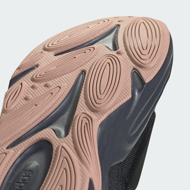 These old-school adidas running shoes get updated with a mix of lightweight materials and an of-the-moment chunky rubber outsole. And the inside is on point too, with Cloudfoam cushioning that feels comfy even when you're flat-out busy. 3-Stripes and low-key adidas graphics provide the finishing touches.  - Regular fit - Lace closure - Textile upper - Cloudfoam midsole - Textile lining - Rubber outsole - Upper contains a minimum of 50% recycled content  Shipped by adidas