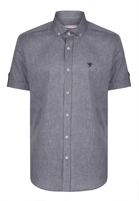 Das Felix Hardy Herren Basic-Hemd – ein zeitloses Essential für jede Garderobe. Gefertigt aus hochwertigem, atmungsaktivem Stoff bietet dieses Hemd ultimativen Komfort und einen gepflegten Look. Dank seines schlichten, minimalistischen Designs mit klassischem Kragen und durchgehender Knopfleiste ist es sowohl für legere als auch formelle Anlässe vielseitig einsetzbar. Die taillierte Passform sorgt für eine elegante Silhouette, während das leichte Material ganztägigen Tragekomfort gewährleistet. Ob lässig mit Jeans oder elegant mit Stoffhosen kombiniert – dieses Basic-Hemd ist die perfekte Grundlage für mühelosen Stil.