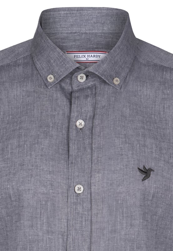Das Felix Hardy Herren Basic-Hemd – ein zeitloses Essential für jede Garderobe. Gefertigt aus hochwertigem, atmungsaktivem Stoff bietet dieses Hemd ultimativen Komfort und einen gepflegten Look. Dank seines schlichten, minimalistischen Designs mit klassischem Kragen und durchgehender Knopfleiste ist es sowohl für legere als auch formelle Anlässe vielseitig einsetzbar. Die taillierte Passform sorgt für eine elegante Silhouette, während das leichte Material ganztägigen Tragekomfort gewährleistet. Ob lässig mit Jeans oder elegant mit Stoffhosen kombiniert – dieses Basic-Hemd ist die perfekte Grundlage für mühelosen Stil.