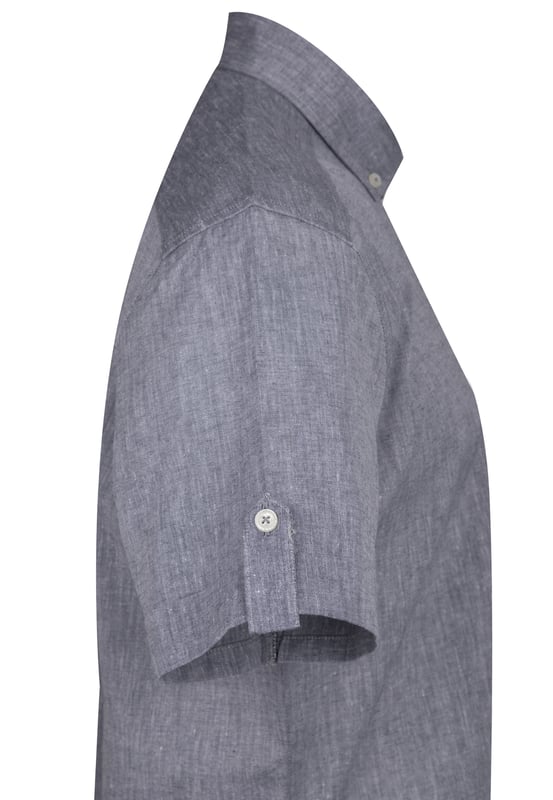 Das Felix Hardy Herren Basic-Hemd – ein zeitloses Essential für jede Garderobe. Gefertigt aus hochwertigem, atmungsaktivem Stoff bietet dieses Hemd ultimativen Komfort und einen gepflegten Look. Dank seines schlichten, minimalistischen Designs mit klassischem Kragen und durchgehender Knopfleiste ist es sowohl für legere als auch formelle Anlässe vielseitig einsetzbar. Die taillierte Passform sorgt für eine elegante Silhouette, während das leichte Material ganztägigen Tragekomfort gewährleistet. Ob lässig mit Jeans oder elegant mit Stoffhosen kombiniert – dieses Basic-Hemd ist die perfekte Grundlage für mühelosen Stil.