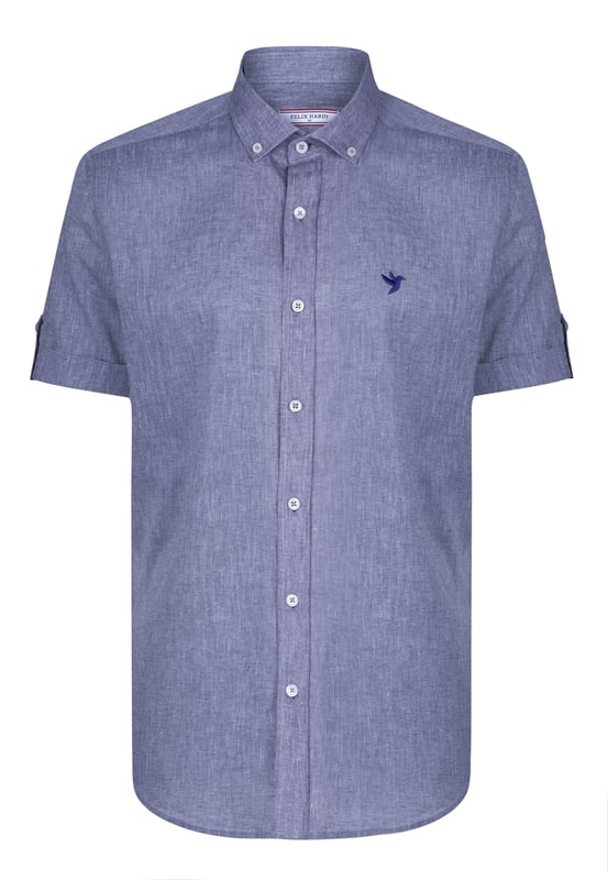 Das Felix Hardy Herren Basic-Hemd – ein zeitloses Essential für jede Garderobe. Gefertigt aus hochwertigem, atmungsaktivem Stoff bietet dieses Hemd ultimativen Komfort und einen gepflegten Look. Dank seines schlichten, minimalistischen Designs mit klassischem Kragen und durchgehender Knopfleiste ist es sowohl für legere als auch formelle Anlässe vielseitig einsetzbar. Die taillierte Passform sorgt für eine elegante Silhouette, während das leichte Material ganztägigen Tragekomfort gewährleistet. Ob lässig mit Jeans oder elegant mit Stoffhosen kombiniert – dieses Basic-Hemd ist die perfekte Grundlage für mühelosen Stil.