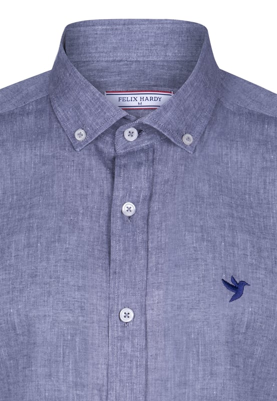 Das Felix Hardy Herren Basic-Hemd – ein zeitloses Essential für jede Garderobe. Gefertigt aus hochwertigem, atmungsaktivem Stoff bietet dieses Hemd ultimativen Komfort und einen gepflegten Look. Dank seines schlichten, minimalistischen Designs mit klassischem Kragen und durchgehender Knopfleiste ist es sowohl für legere als auch formelle Anlässe vielseitig einsetzbar. Die taillierte Passform sorgt für eine elegante Silhouette, während das leichte Material ganztägigen Tragekomfort gewährleistet. Ob lässig mit Jeans oder elegant mit Stoffhosen kombiniert – dieses Basic-Hemd ist die perfekte Grundlage für mühelosen Stil.