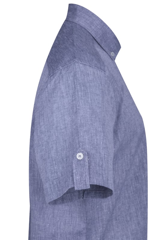 Das Felix Hardy Herren Basic-Hemd – ein zeitloses Essential für jede Garderobe. Gefertigt aus hochwertigem, atmungsaktivem Stoff bietet dieses Hemd ultimativen Komfort und einen gepflegten Look. Dank seines schlichten, minimalistischen Designs mit klassischem Kragen und durchgehender Knopfleiste ist es sowohl für legere als auch formelle Anlässe vielseitig einsetzbar. Die taillierte Passform sorgt für eine elegante Silhouette, während das leichte Material ganztägigen Tragekomfort gewährleistet. Ob lässig mit Jeans oder elegant mit Stoffhosen kombiniert – dieses Basic-Hemd ist die perfekte Grundlage für mühelosen Stil.