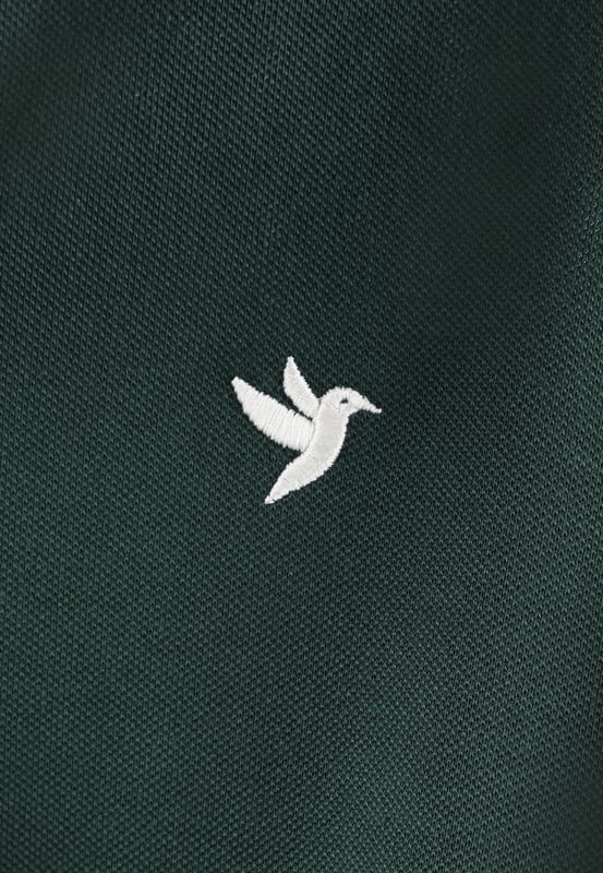 Kurz Arm 2 Pack Polo Shirt Das Felix Hardy Herren-Poloshirt mit kurzen Ärmeln ist ein zeitloses Kleidungsstück, das Komfort und Stil vereint. Aus einem atmungsaktiven, leichten Stoff gefertigt, bietet es hervorragende feuchtigkeitsableitende Eigenschaften, damit Sie den ganzen Tag kühl und trocken bleiben. Der klassische Polokragen und die Knopfleiste verleihen eine gepflegte, aber legere Optik, ideal für verschiedene Anlässe. Die taillierte Passform sorgt für eine moderne Silhouette, während die kurzen Ärmel und die weiche Textur uneingeschränkte Bewegungsfreiheit bieten. Ob für einen entspannten Ausflug oder eine semi-formelle Veranstaltung – dieses Poloshirt ist eine vielseitige Bereicherung für jede Garderobe.