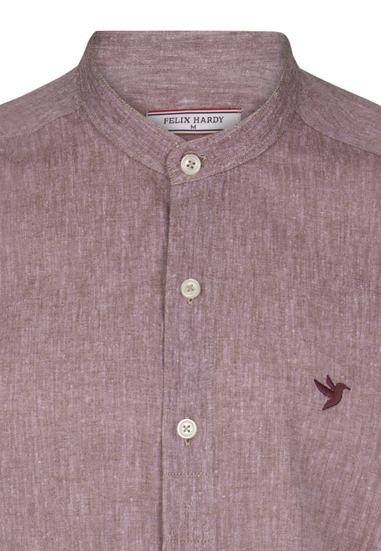 Das Felix Hardy Herren Basic-Hemd – ein zeitloses Essential für jede Garderobe. Gefertigt aus hochwertigem, atmungsaktivem Stoff bietet dieses Hemd ultimativen Komfort und einen gepflegten Look. Dank seines schlichten, minimalistischen Designs mit klassischem Kragen und durchgehender Knopfleiste ist es sowohl für legere als auch formelle Anlässe vielseitig einsetzbar. Die taillierte Passform sorgt für eine elegante Silhouette, während das leichte Material ganztägigen Tragekomfort gewährleistet. Ob lässig mit Jeans oder elegant mit Stoffhosen kombiniert – dieses Basic-Hemd ist die perfekte Grundlage für mühelosen Stil.