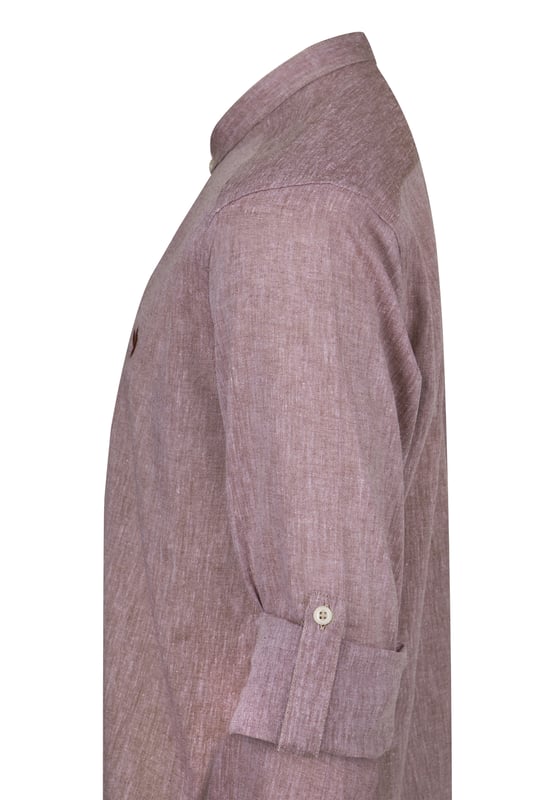 Das Felix Hardy Herren Basic-Hemd – ein zeitloses Essential für jede Garderobe. Gefertigt aus hochwertigem, atmungsaktivem Stoff bietet dieses Hemd ultimativen Komfort und einen gepflegten Look. Dank seines schlichten, minimalistischen Designs mit klassischem Kragen und durchgehender Knopfleiste ist es sowohl für legere als auch formelle Anlässe vielseitig einsetzbar. Die taillierte Passform sorgt für eine elegante Silhouette, während das leichte Material ganztägigen Tragekomfort gewährleistet. Ob lässig mit Jeans oder elegant mit Stoffhosen kombiniert – dieses Basic-Hemd ist die perfekte Grundlage für mühelosen Stil.