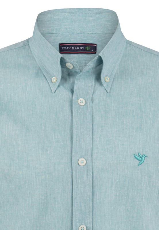 Das Felix Hardy Herren Basic-Hemd – ein zeitloses Essential für jede Garderobe. Gefertigt aus hochwertigem, atmungsaktivem Stoff bietet dieses Hemd ultimativen Komfort und einen gepflegten Look. Dank seines schlichten, minimalistischen Designs mit klassischem Kragen und durchgehender Knopfleiste ist es sowohl für legere als auch formelle Anlässe vielseitig einsetzbar. Die taillierte Passform sorgt für eine elegante Silhouette, während das leichte Material ganztägigen Tragekomfort gewährleistet. Ob lässig mit Jeans oder elegant mit Stoffhosen kombiniert – dieses Basic-Hemd ist die perfekte Grundlage für mühelosen Stil.