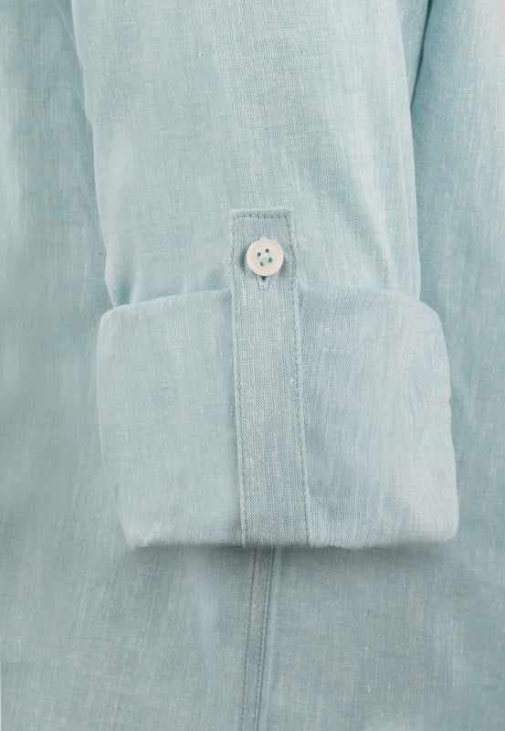 Das Felix Hardy Herren Basic-Hemd – ein zeitloses Essential für jede Garderobe. Gefertigt aus hochwertigem, atmungsaktivem Stoff bietet dieses Hemd ultimativen Komfort und einen gepflegten Look. Dank seines schlichten, minimalistischen Designs mit klassischem Kragen und durchgehender Knopfleiste ist es sowohl für legere als auch formelle Anlässe vielseitig einsetzbar. Die taillierte Passform sorgt für eine elegante Silhouette, während das leichte Material ganztägigen Tragekomfort gewährleistet. Ob lässig mit Jeans oder elegant mit Stoffhosen kombiniert – dieses Basic-Hemd ist die perfekte Grundlage für mühelosen Stil.