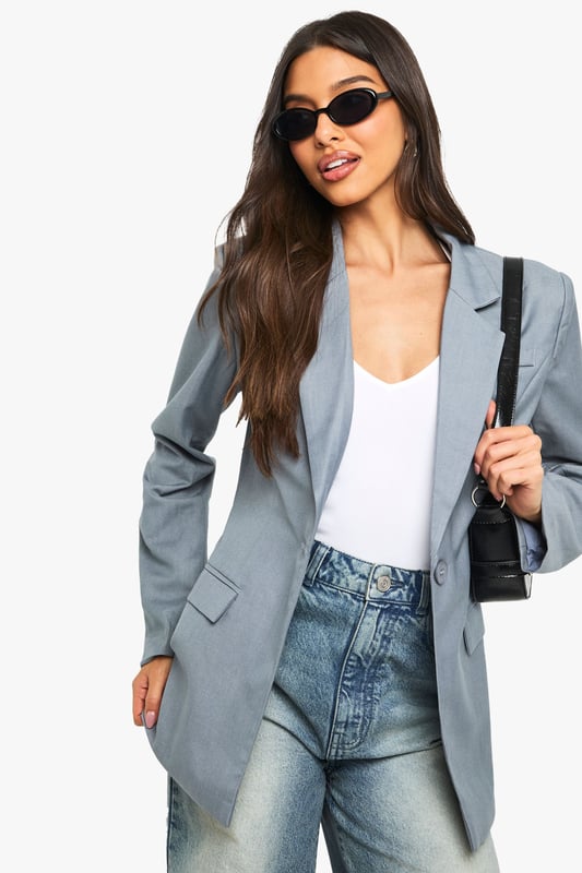 Woven Tailored Cinched Blazer Woven crepe fabric with elegant ruched detailing for added texture and dimension
Slim fit design with structured shoulders for a contemporary silhouette
Single button fastening with notched lapel collar for a classic blazer look
Functional front pockets perfect for small essentials or styling
Long sleeves with subtle gathering detail for a refined finish
This versatile woven blazer combines casual charm with polished style, making it the perfect layering piece for your wardrobe. The ruched detailing adds a distinctive touch to the classic silhouette, whilst the slim fit creates a flattering shape that works beautifully with wide-leg trousers as shown. Style with minimal gold jewellery and a relaxed updo for family gatherings or weekend brunches. For daytime outings, pair with white wide-leg trousers and strappy sandals for an effortlessly chic ensemble. The structured shoulders and clean lines make this blazer equally suitable for smart-casual office settings - simply add tailored trousers and loafers. This Boohoo piece transitions seamlessly from day to evening, offering endless styling possibilities for the fashion-forward woman who values both trend and versatility.