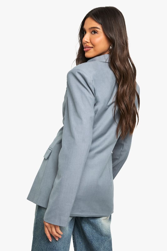 Woven Tailored Cinched Blazer Woven crepe fabric with elegant ruched detailing for added texture and dimension
Slim fit design with structured shoulders for a contemporary silhouette
Single button fastening with notched lapel collar for a classic blazer look
Functional front pockets perfect for small essentials or styling
Long sleeves with subtle gathering detail for a refined finish
This versatile woven blazer combines casual charm with polished style, making it the perfect layering piece for your wardrobe. The ruched detailing adds a distinctive touch to the classic silhouette, whilst the slim fit creates a flattering shape that works beautifully with wide-leg trousers as shown. Style with minimal gold jewellery and a relaxed updo for family gatherings or weekend brunches. For daytime outings, pair with white wide-leg trousers and strappy sandals for an effortlessly chic ensemble. The structured shoulders and clean lines make this blazer equally suitable for smart-casual office settings - simply add tailored trousers and loafers. This Boohoo piece transitions seamlessly from day to evening, offering endless styling possibilities for the fashion-forward woman who values both trend and versatility.
