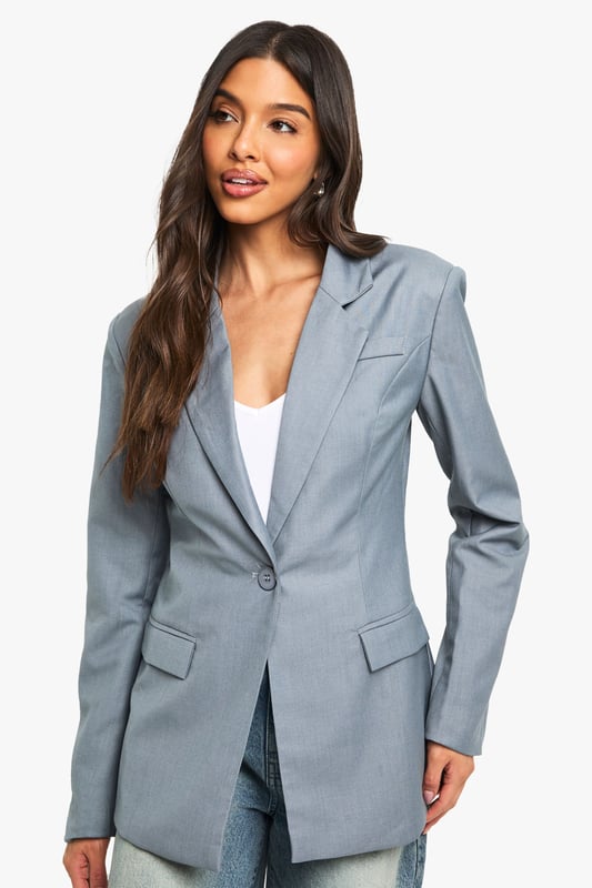 Woven Tailored Cinched Blazer Woven crepe fabric with elegant ruched detailing for added texture and dimension
Slim fit design with structured shoulders for a contemporary silhouette
Single button fastening with notched lapel collar for a classic blazer look
Functional front pockets perfect for small essentials or styling
Long sleeves with subtle gathering detail for a refined finish
This versatile woven blazer combines casual charm with polished style, making it the perfect layering piece for your wardrobe. The ruched detailing adds a distinctive touch to the classic silhouette, whilst the slim fit creates a flattering shape that works beautifully with wide-leg trousers as shown. Style with minimal gold jewellery and a relaxed updo for family gatherings or weekend brunches. For daytime outings, pair with white wide-leg trousers and strappy sandals for an effortlessly chic ensemble. The structured shoulders and clean lines make this blazer equally suitable for smart-casual office settings - simply add tailored trousers and loafers. This Boohoo piece transitions seamlessly from day to evening, offering endless styling possibilities for the fashion-forward woman who values both trend and versatility.