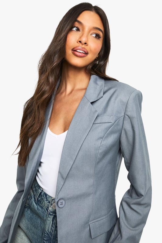 Woven Tailored Cinched Blazer Woven crepe fabric with elegant ruched detailing for added texture and dimension
Slim fit design with structured shoulders for a contemporary silhouette
Single button fastening with notched lapel collar for a classic blazer look
Functional front pockets perfect for small essentials or styling
Long sleeves with subtle gathering detail for a refined finish
This versatile woven blazer combines casual charm with polished style, making it the perfect layering piece for your wardrobe. The ruched detailing adds a distinctive touch to the classic silhouette, whilst the slim fit creates a flattering shape that works beautifully with wide-leg trousers as shown. Style with minimal gold jewellery and a relaxed updo for family gatherings or weekend brunches. For daytime outings, pair with white wide-leg trousers and strappy sandals for an effortlessly chic ensemble. The structured shoulders and clean lines make this blazer equally suitable for smart-casual office settings - simply add tailored trousers and loafers. This Boohoo piece transitions seamlessly from day to evening, offering endless styling possibilities for the fashion-forward woman who values both trend and versatility.