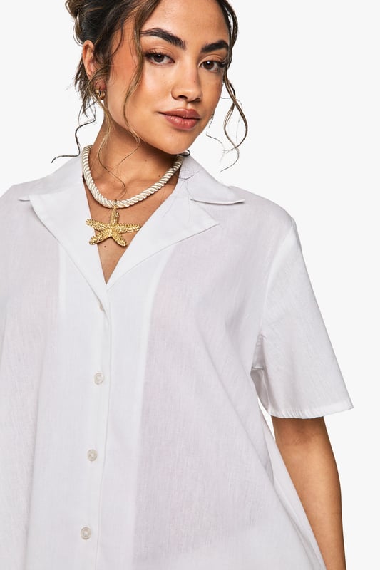 Boxy fit short-sleeved shirt with resort-inspired print for a relaxed holiday aesthetic
        Classic collar design with full button-through front for versatile styling options
        Linen-look fabric offers a lightweight, breathable feel perfect for warmer weather
        Oversized silhouette provides effortless comfort whilst maintaining a fashion-forward appearance
        Straight hemline that can be worn tucked in or out depending on your desired look
    
    This oversized resort print shirt embodies casual chic with its boxy silhouette and linen-look texture. Style it as seen with coordinating shorts for a matching set that's perfect for beach days or city brunches. For cooler evenings, layer over a simple vest top and pair with wide-leg trousers and trainers for an effortlessly cool ensemble. The versatile design works brilliantly with denim shorts and sandals for daytime adventures, or tucked into a midi skirt with layered jewellery for casual gatherings. The relaxed fit makes it ideal for family barbecues and informal garden parties, whilst the button-through design allows for styling flexibility-wear fully buttoned, partially open, or as a light layer over a cami top. This Boohoo staple transitions seamlessly from holiday packing essential to weekend wardrobe favourite.