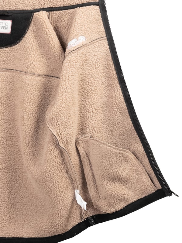 Chaqueta polar Arctic Seven para hombre – Negro Chaqueta polar para hombre Arctic Seven: cálida y duradera con forro de piel de peluche
Esta cálida chaqueta polar para exteriores de Arctic Seven ofrece la combinación perfecta de comodidad y funcionalidad. Gracias a la tecnología DRY-TEX 3000, te mantiene agradablemente abrigado sin restringir la libertad de movimiento, ideal para los días frescos de otoño, invierno o actividades al aire libre.
Cálido y duradero, perfecto para los días fríos
Totalmente forrado con suave piel de peluche en el interior
El cuello alto y reforzado protege contra el viento y el frío
Bolsillos laterales con cremallera y forro polar para calentar las manos
Cremallera robusta y de longitud completa
Cintura elástica interna para un ajuste perfecto
Letras y logotipo bordado en el pecho, logotipo de alta calidad en la parte superior del brazo
Material:
Tejido exterior: 100% poliéster
Forro: 100% poliéster (piel de peluche)