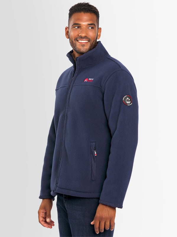 Arctic Seven fleecejack voor heren - warm en duurzaam met voering van teddybont
Dit warme outdoor fleecejack van Arctic Seven biedt de perfecte combinatie van comfort en functionaliteit. Dankzij de DRY-TEX 3000-technologie houdt hij je aangenaam warm zonder de bewegingsvrijheid te beperken - ideaal voor koele herfstdagen, winter of buitenactiviteiten.

Warm en duurzaam, perfect voor koude dagen

Volledig gevoerd met zacht teddybont aan de binnenkant

Hoge, versterkte opstaande kraag beschermt tegen wind en kou

Zijzakken met rits & fleece voering voor warme handen

Robuuste ritssluiting over de hele lengte

Elastische tailleband aan de binnenkant voor een perfecte pasvorm

Belettering en logo geborduurd op de borst, hoogwaardig logo op de bovenarm

Materiaal:

Stof buitenkant: 100% polyester

Voering: 100% polyester (teddybont)