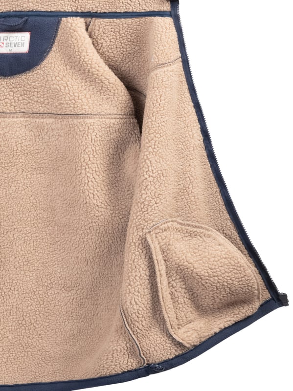 Arctic Seven fleecejack voor heren - warm en duurzaam met voering van teddybont
Dit warme outdoor fleecejack van Arctic Seven biedt de perfecte combinatie van comfort en functionaliteit. Dankzij de DRY-TEX 3000-technologie houdt hij je aangenaam warm zonder de bewegingsvrijheid te beperken - ideaal voor koele herfstdagen, winter of buitenactiviteiten.

Warm en duurzaam, perfect voor koude dagen

Volledig gevoerd met zacht teddybont aan de binnenkant

Hoge, versterkte opstaande kraag beschermt tegen wind en kou

Zijzakken met rits & fleece voering voor warme handen

Robuuste ritssluiting over de hele lengte

Elastische tailleband aan de binnenkant voor een perfecte pasvorm

Belettering en logo geborduurd op de borst, hoogwaardig logo op de bovenarm

Materiaal:

Stof buitenkant: 100% polyester

Voering: 100% polyester (teddybont)