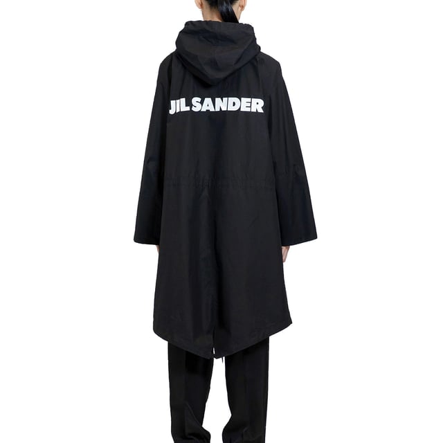 Parka de algodón con capucha de longitud media de Jil Sander - Composición: 100% Algodón - Lavado a máquina - Detalle de logo en espalda - Capucha con cordón - Cintura con cordón - Cierre con botón a presión - Dos bolsillos laterales con solapa - Algodón repelente al agua - Espalda caída - Género: MUJER -