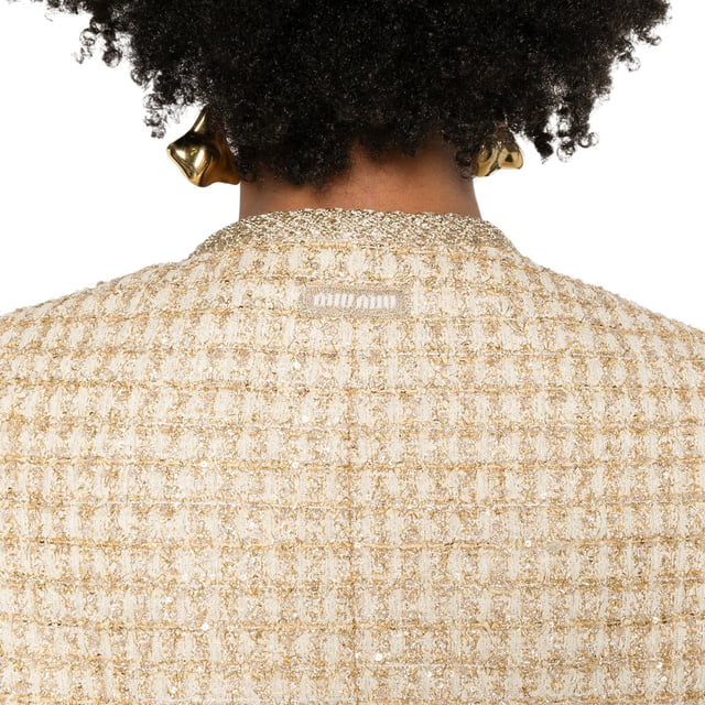 - Zusammensetzung: 30 % Baumwolle, 5 % metallisierte Fasern, 22 % Polyamid, 32 % Polyester, 11 % Viskose – Lange Ärmel – Knopfverschluss vorne – Logodetail hinten – Gerader Saum – Spezialwaschung – Zwei aufgesetzte Fronttaschen – Tweed – Metallische Textur – Vielfältiges Design – Ma