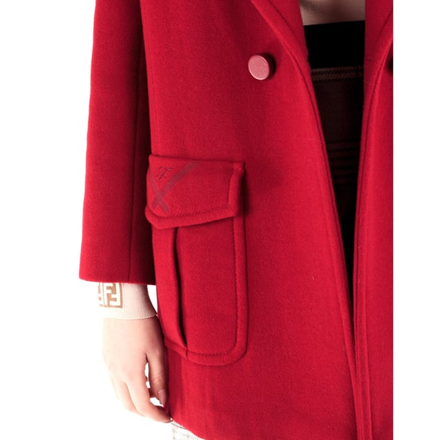 Abrigo de lana con cuello de piel de Fendi - Composición: 100% lana virgen - Sin forro - Cuello de piel de zorro desmontable - Cierre de doble botonadura con botones - Mangas largas - Dos bolsillos laterales con solapa - Detalle de logo bordado - Abertura en el centro de la espalda - Hecho en Italia -