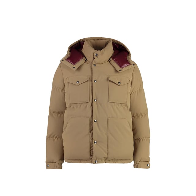 - Samenstelling: 15% Katoen 85% Polyester - Voering: Polyester - Handwas - Knoopsluiting op de manchetten - Logopatch op de linkermouw - Afneembare capuchon - Vulling: 90% Dons 10% Veren - Verstelbaar trekkoord aan de onderkant - Reliëflogo op de knopen - 4 zakken met drukknopen