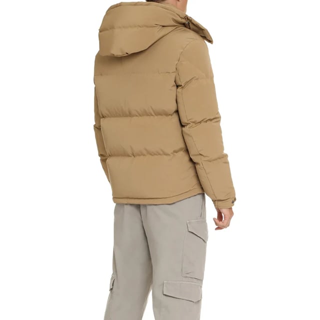 - Samenstelling: 15% Katoen 85% Polyester - Voering: Polyester - Handwas - Knoopsluiting op de manchetten - Logopatch op de linkermouw - Afneembare capuchon - Vulling: 90% Dons 10% Veren - Verstelbaar trekkoord aan de onderkant - Reliëflogo op de knopen - 4 zakken met drukknopen