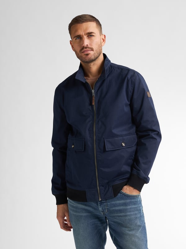 Petrol Industries - Bomberjacke Florida Herren - Blau Diese Bomberjacke hat eine normale Passform und kombiniert klassischen Stil mit einem coolen Look. Perfekt für einen lässigen, aber stylischen Look! Hergestellt aus 47 % Polyester, 45 % Baumwolle und 8 % Nylon. Normale PassformMetall-Reißverschluss 47 % Polyester, 45 % Baumwolle und 8 % NylonInnenfutter hergestellt aus 100 % recyceltem Polyester