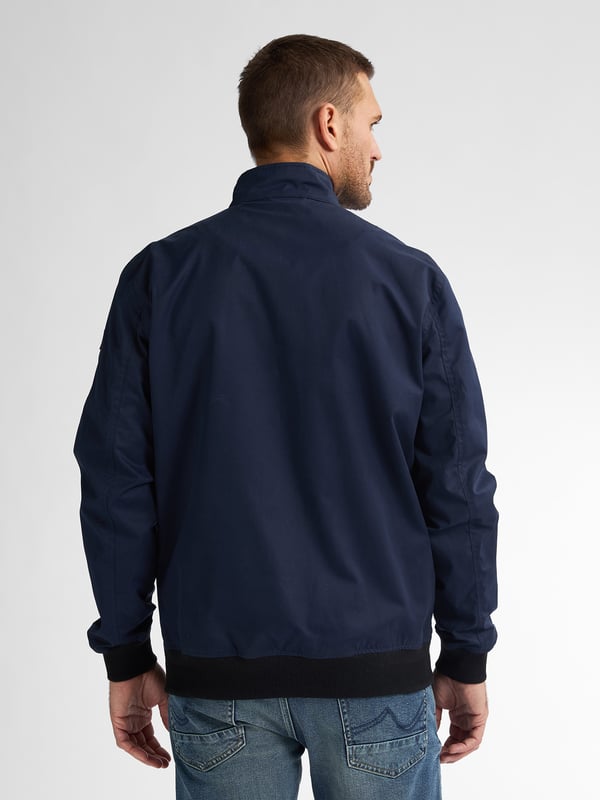 Petrol Industries - Bomberjacke Florida Herren - Blau Diese Bomberjacke hat eine normale Passform und kombiniert klassischen Stil mit einem coolen Look. Perfekt für einen lässigen, aber stylischen Look! Hergestellt aus 47 % Polyester, 45 % Baumwolle und 8 % Nylon. Normale PassformMetall-Reißverschluss 47 % Polyester, 45 % Baumwolle und 8 % NylonInnenfutter hergestellt aus 100 % recyceltem Polyester