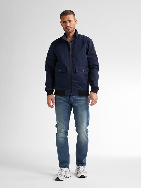 Petrol Industries - Bomberjacke Florida Herren - Blau Diese Bomberjacke hat eine normale Passform und kombiniert klassischen Stil mit einem coolen Look. Perfekt für einen lässigen, aber stylischen Look! Hergestellt aus 47 % Polyester, 45 % Baumwolle und 8 % Nylon. Normale PassformMetall-Reißverschluss 47 % Polyester, 45 % Baumwolle und 8 % NylonInnenfutter hergestellt aus 100 % recyceltem Polyester