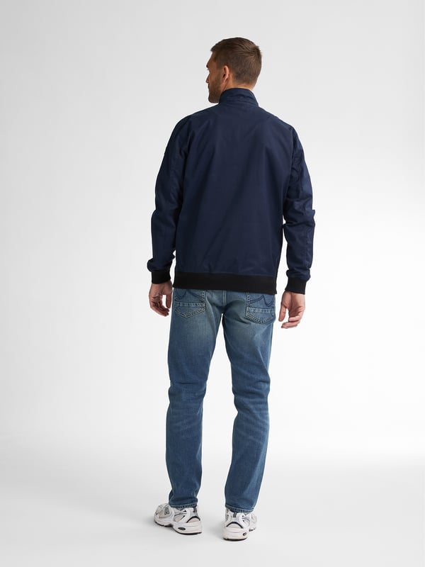 Petrol Industries - Bomberjacke Florida Herren - Blau Diese Bomberjacke hat eine normale Passform und kombiniert klassischen Stil mit einem coolen Look. Perfekt für einen lässigen, aber stylischen Look! Hergestellt aus 47 % Polyester, 45 % Baumwolle und 8 % Nylon. Normale PassformMetall-Reißverschluss 47 % Polyester, 45 % Baumwolle und 8 % NylonInnenfutter hergestellt aus 100 % recyceltem Polyester