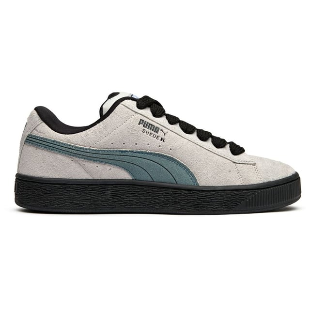 Der PUMA Suede XL vereint zeitlosen Court-Stil mit einem modernen Twist. Aus edlem grauen Wildleder gefertigt, verfügen diese Sneakers über eine übergroße Silhouette, die ein mutiges Statement setzt und gleichzeitig klassischen Charme bewahrt. Der gepolsterte Schaft und die gepolsterte Zunge sorgen für ganztägigen Komfort, während die robuste Gummisohle zuverlässigen Halt für Straßen- und Freizeitlooks bietet.