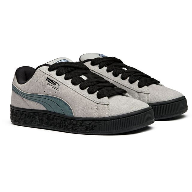 Der PUMA Suede XL vereint zeitlosen Court-Stil mit einem modernen Twist. Aus edlem grauen Wildleder gefertigt, verfügen diese Sneakers über eine übergroße Silhouette, die ein mutiges Statement setzt und gleichzeitig klassischen Charme bewahrt. Der gepolsterte Schaft und die gepolsterte Zunge sorgen für ganztägigen Komfort, während die robuste Gummisohle zuverlässigen Halt für Straßen- und Freizeitlooks bietet.