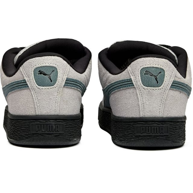 Der PUMA Suede XL vereint zeitlosen Court-Stil mit einem modernen Twist. Aus edlem grauen Wildleder gefertigt, verfügen diese Sneakers über eine übergroße Silhouette, die ein mutiges Statement setzt und gleichzeitig klassischen Charme bewahrt. Der gepolsterte Schaft und die gepolsterte Zunge sorgen für ganztägigen Komfort, während die robuste Gummisohle zuverlässigen Halt für Straßen- und Freizeitlooks bietet.