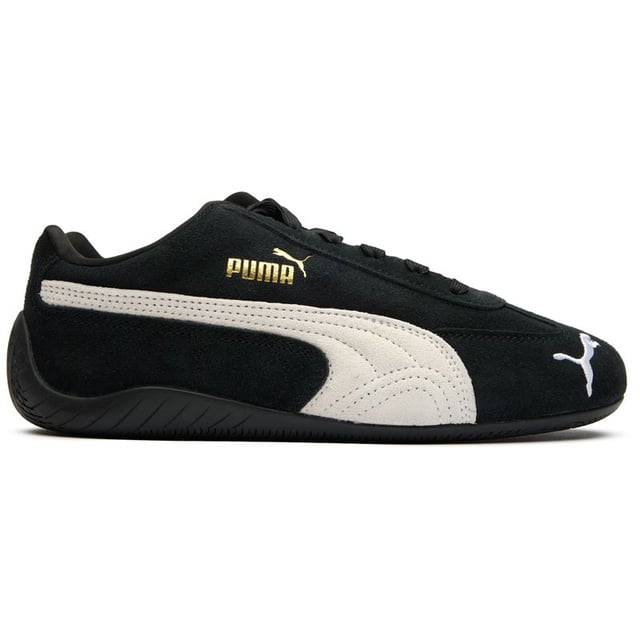Entwickelt fÃ¼r coole Kids, bringt der Puma Speedcat Og ein StÃ¼ck Motorsport-Erbe auf den Spielplatz. Diese eleganten schwarzen Sneaker verfÃ¼gen Ã¼ber hochwertige Veloursleder-Oberteile mit dem ikonischen Puma-Formstreifen und einer niedlichen Katze, die auf der Zehenkappe eingestickt ist. Gummisohlen sorgen fÃ¼r Langlebigkeit und Grip bei allen tÃ¤glichen Abenteuern, wÃ¤hrend die klassische Silhouette einen zeitlosen Stil garantiert. Diese lÃ¤ssigen Sneaker, die stolz den Standards der Leather Working Group entsprechen, verbinden umweltbewusstes Handwerk mit legendÃ¤rem Puma-Design.